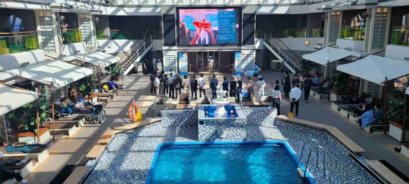 코스타 세레나 수영장 데크 파티 행사 부산출발 일본크루즈 후기 — 크루즈닷